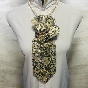 Elegant Black and Cream Patterned Necktie with Black/Gold Brooch